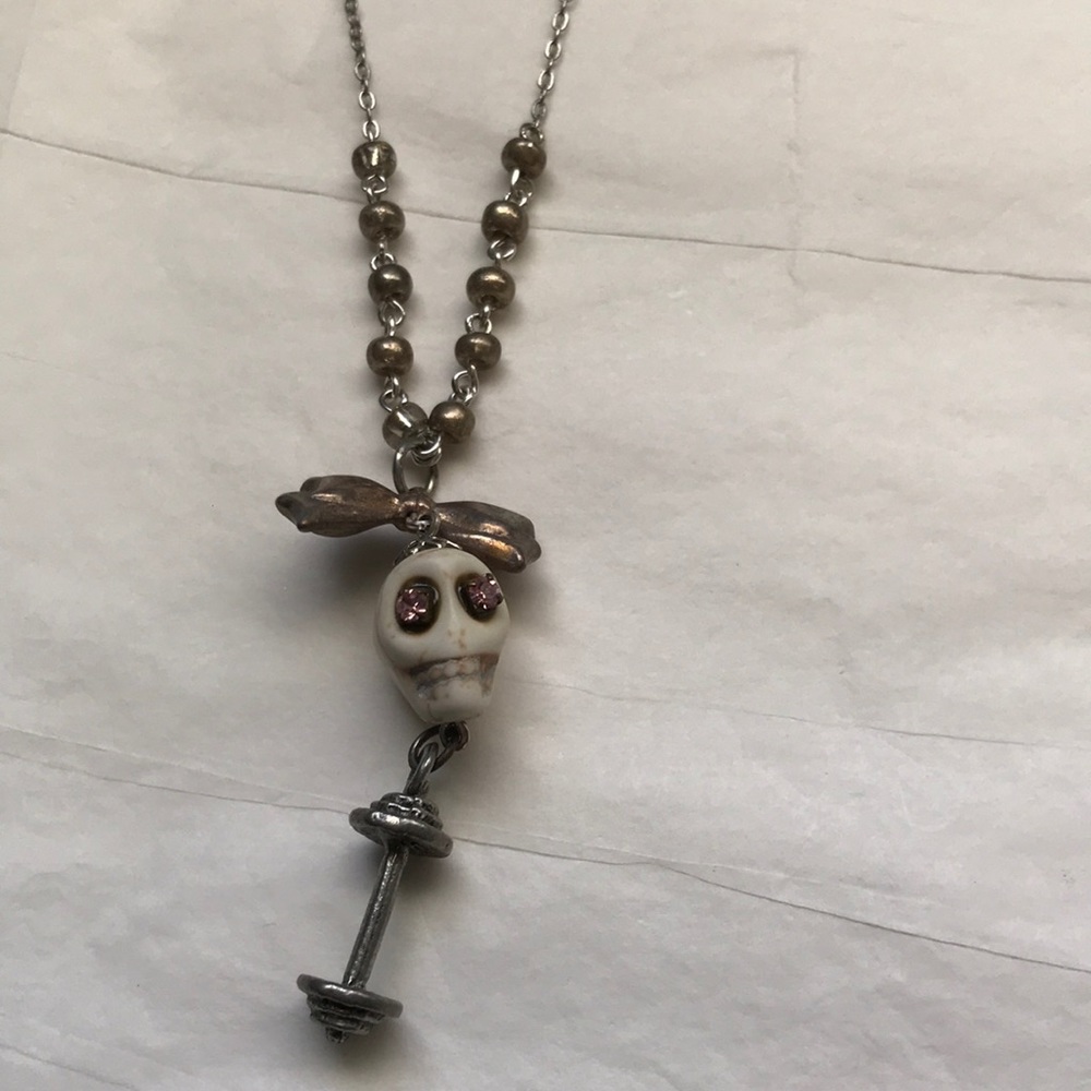 Dumbbell & skull with bow handcrafted necklace - Picture 4 of 7